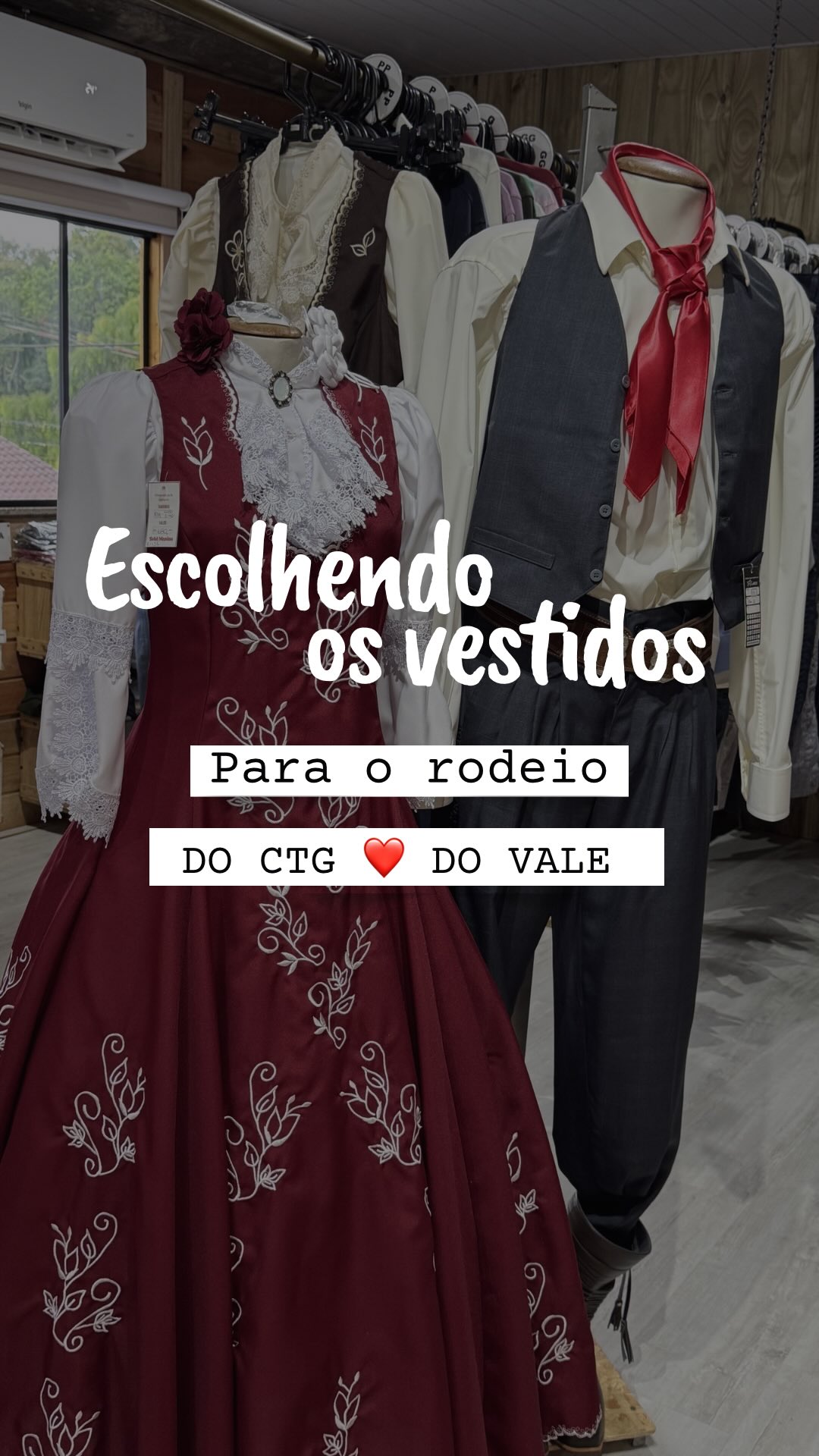 Arara com vários vestidos de prenda na cor vinho e bordô com bordados