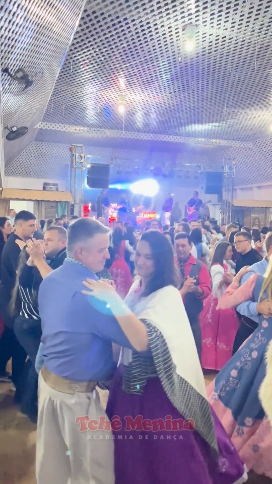 Casal dançando vestido de prenda em baile tradicional