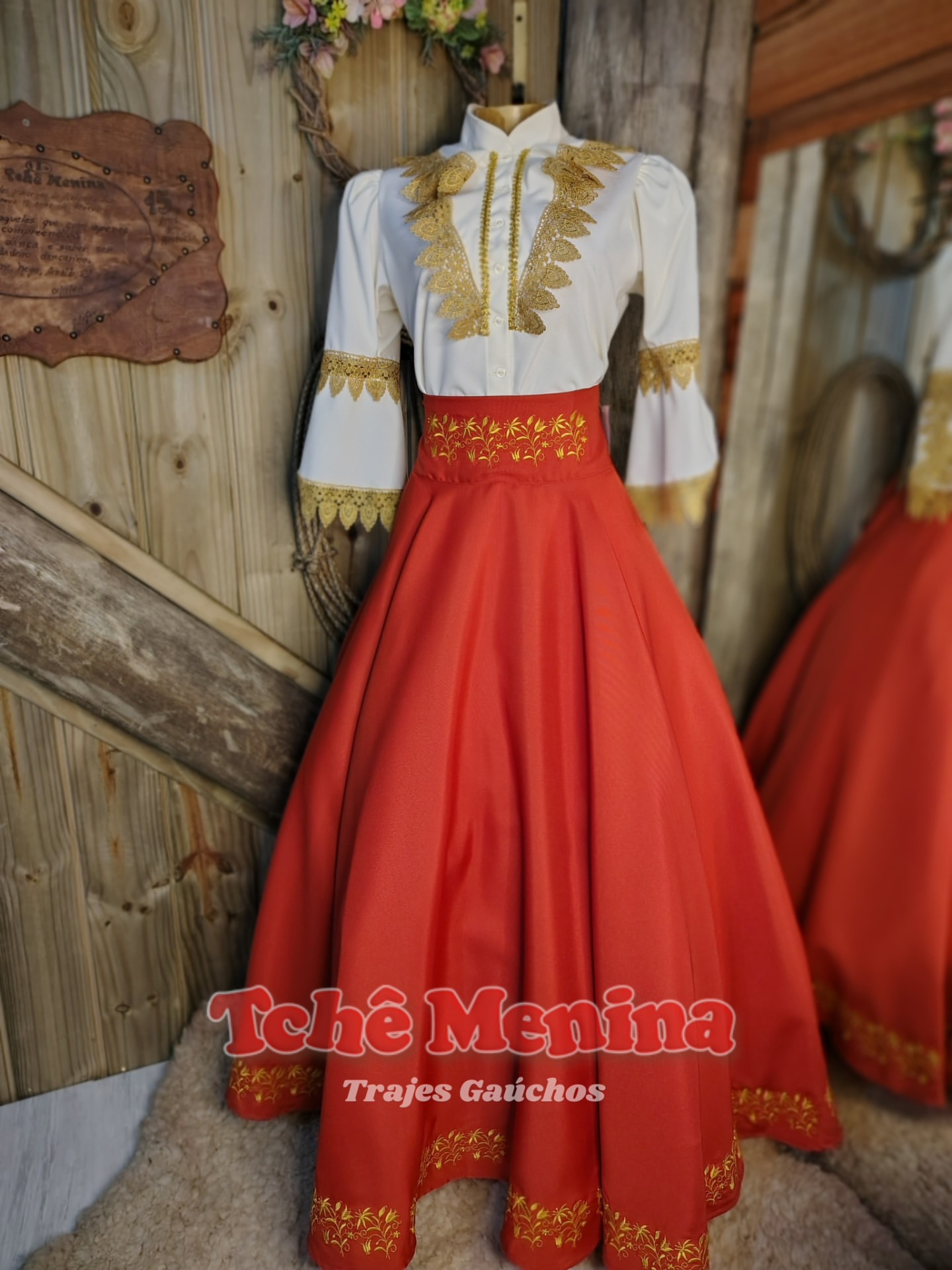 Vestido de prenda rosa e marinho com bordados florais e saia ampla